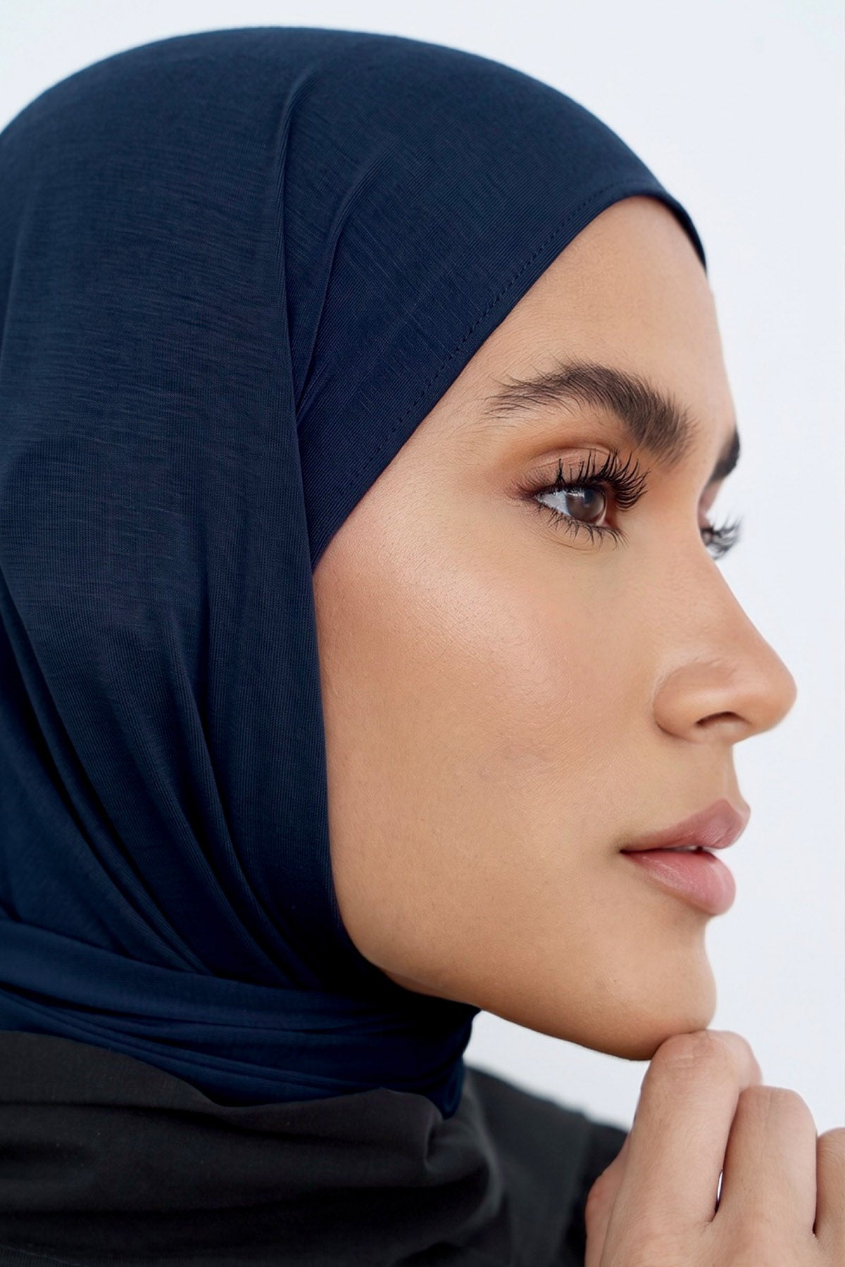Bamboo triangle jersey hijab in Navy – Summer Breeze (view 4)