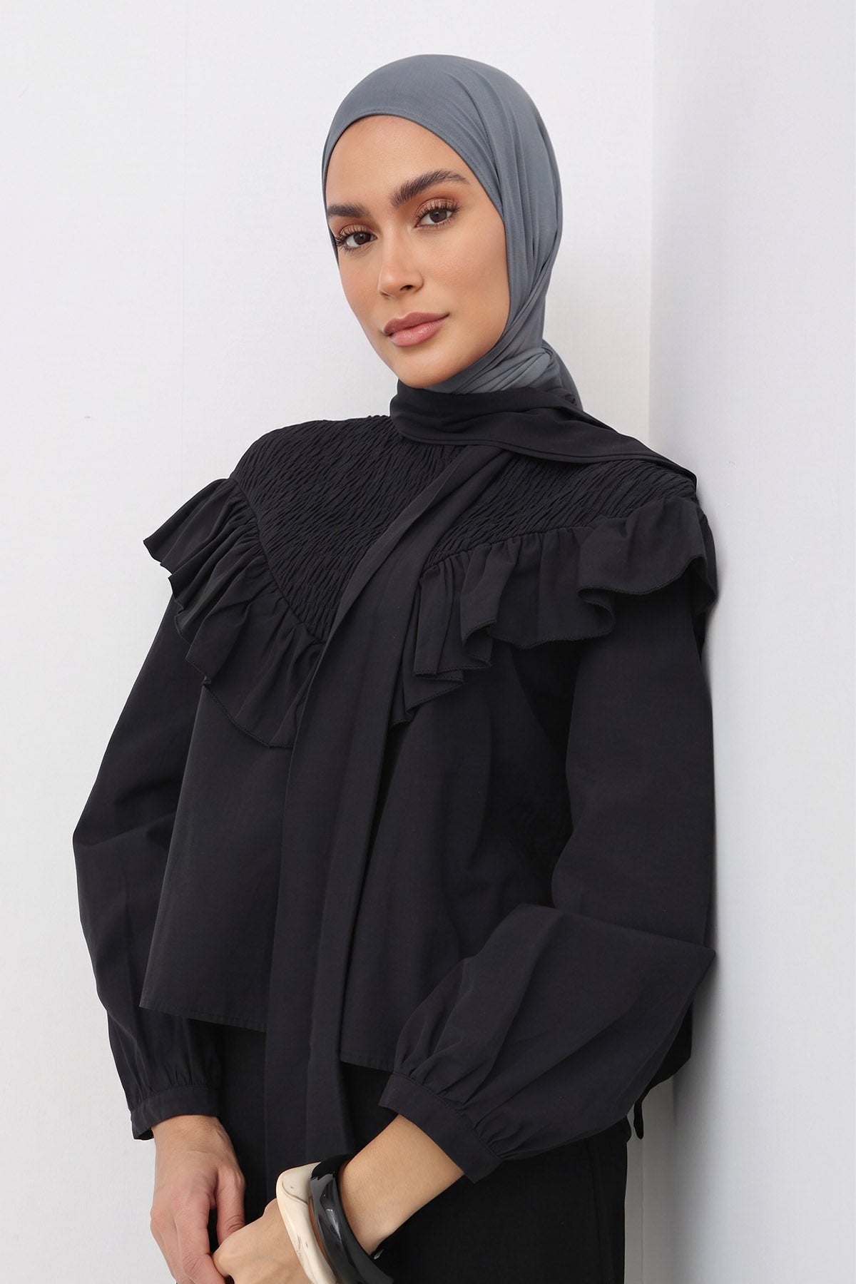 Bamboo triangle jersey hijab in Warm Grey – Summer Breeze (view 4)
