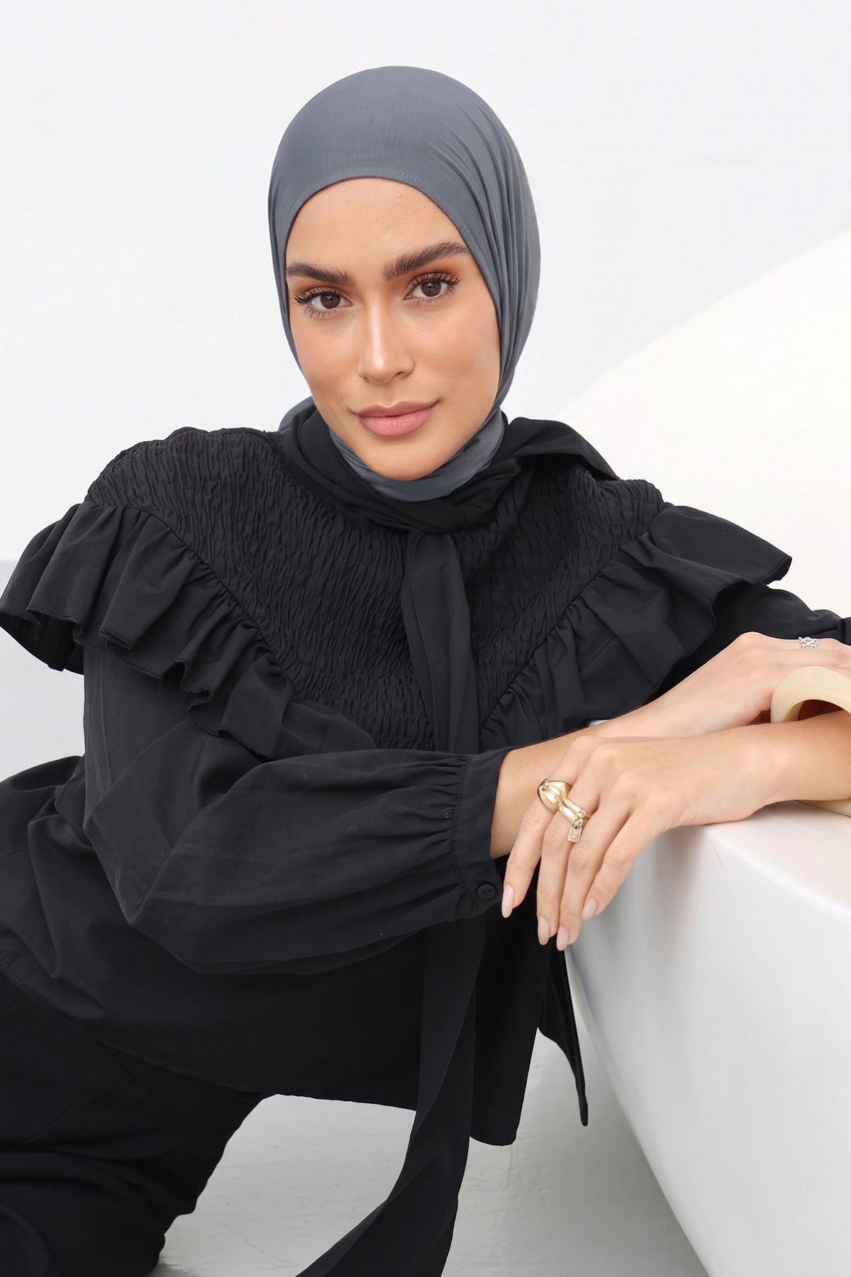 Bamboo triangle jersey hijab in Warm Grey – Summer Breeze (view 2)