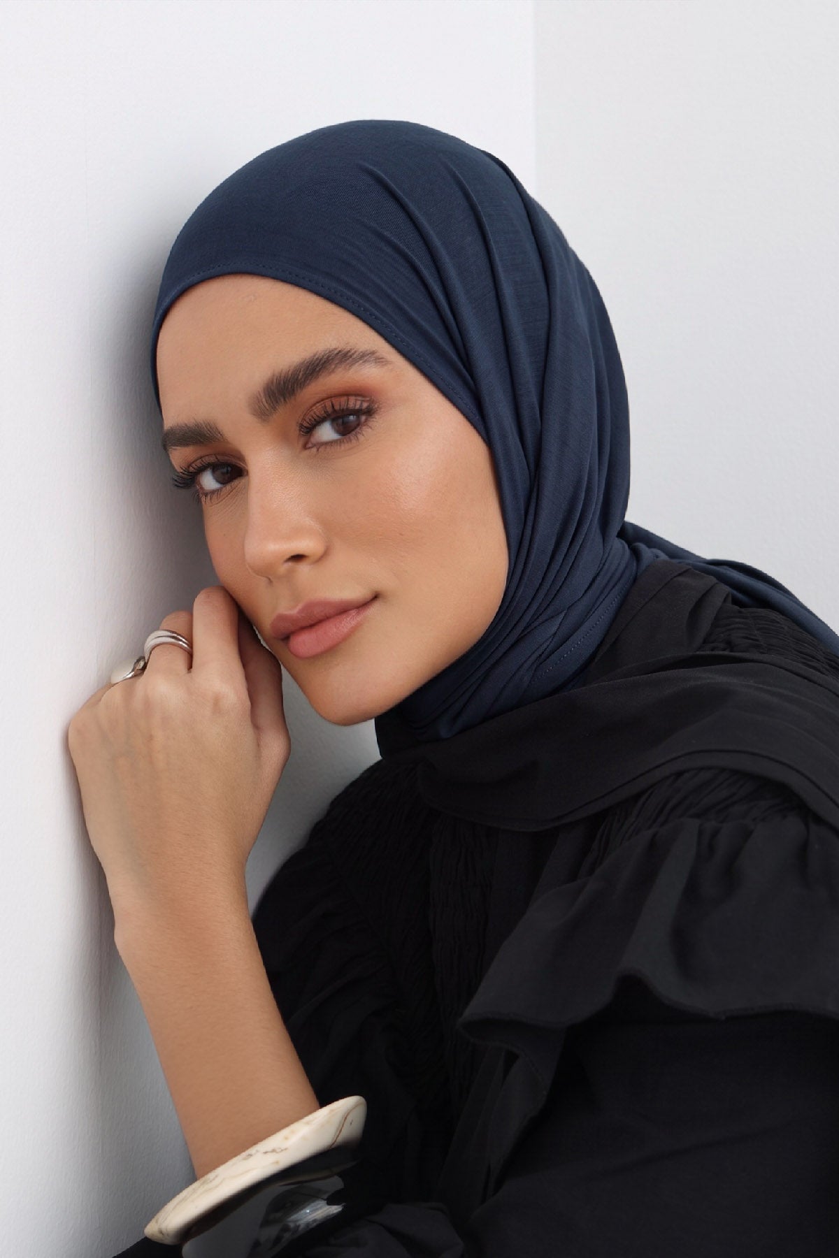 Bamboo triangle jersey hijab in Navy – Summer Breeze (view 5)